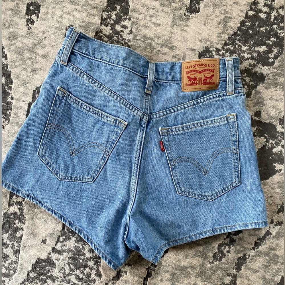 Levi’s High Waisted Mom short